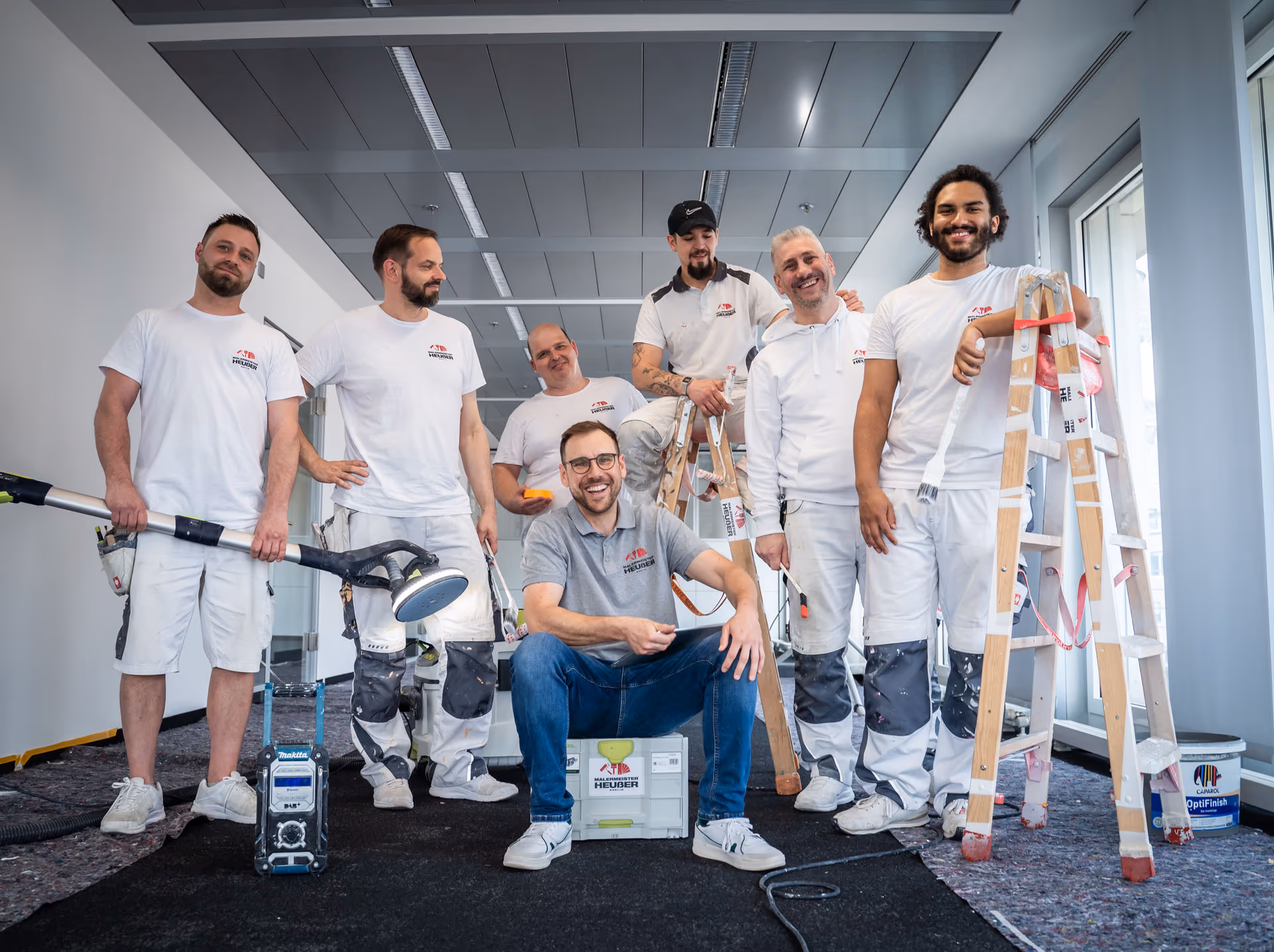 Das Team von Malermeister Heußer in einem frisch gestrichenen Raum in Berlin